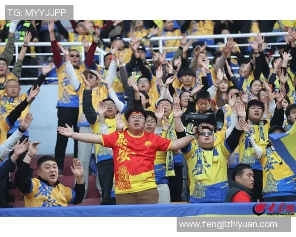 当足球明星亲临赛场为儿子加油助威的温馨瞬间